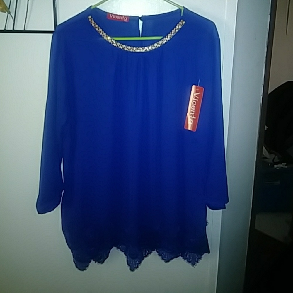 Buetifull navy blue top with a diamond neck line